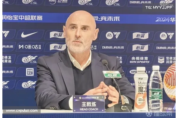 穆斯卡特更衣室内祝贺蒯纪闻未来将更加努力为团队贡献